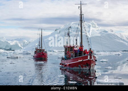 Kommerzielle Eisberg Touren unter riesigen Eisberge gekalbt von Ilulissat Gletscher, der UNESCO, Ilulissat, Grönland Stockfoto