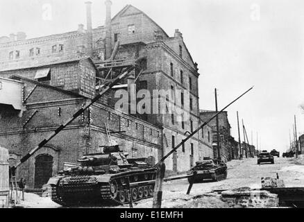 Deutsche Panzer Rollen in Rostow, UdSSR, 1941. Im November 1941 wurde die Stadt zum ersten Mal von Deutschen besetzt. Einige Tage später konnten die Sowjettruppen die deutschen Truppen zurückdrängen. Im Juli 1942 wurde die Stadt erneut von Deutschland eingenommen, nur um nach schweren Kämpfen im Februar 1943 wieder an die Sowjetarmee verloren zu werden. Fotoarchiv für Zeitgeschichtee - KEIN KABELDIENST Stockfoto