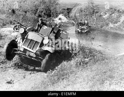 Das Bild des Nazi-Nachrichtendienstes zeigt deutsche Soldaten, die im Juli 1942 einen Fluss mit LKWs mit Flak-Waffen an der Ostfront überquerten. Die Symbole auf dem vorderen Fahrzeug stehen für vier zerstörte Panzer und sieben feindliche Maschinen. Fotoarchiv für Zeitgeschichtee - KEIN KABELDIENST Stockfoto