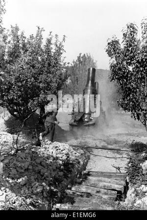 Das Bild aus den Nazi-Nachrichten zeigt einen deutschen Soldaten, der einen Kanon in der Nähe von Sewastopol, auf der Krim, 1942, abfeuert. Fotoarchiv für ZeitgeschichteNO WIRE SERVICE Stockfoto