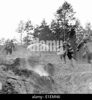 Dieses Motiv aus Berichten der Nationalsozialisten zeigt eine Pionierschocktruppe der deutschen Infanterie während eines Angriffs aus einem Graben auf einen feindlichen Bunker im Oktober 1939. Ein Flammenwerfer hat die Verteidiger gezwungen, die Luken des Bunkers zu schließen, und die Pioniere der Schocktruppe greifen sofort die gepanzerte Kuppel des Bunkers an. Fotoarchiv für Zeitgeschichtee -KEIN KABELDIENST- Stockfoto