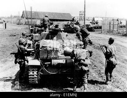 Deutsche Soldaten am Stadtrand während der Eroberung der russischen Stadt Rostow am 24. Juli 1942. Propagandatext! Aus den Nazi-Nachrichten auf der Rückseite des Bildes: "Erstes Bild der Eroberung von Rostow". Fotoarchiv für Zeitgeschichtee -KEIN KABELDIENST- Stockfoto