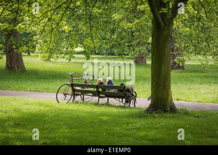 Regents Park, London, UK. 2. Juni 2014. Ein Radfahrer macht das Beste aus der Sonne an einem schönen Sommernachmittag in der Stadt.  Bildnachweis: Patricia Phillips/Alamy Live-Nachrichten Stockfoto