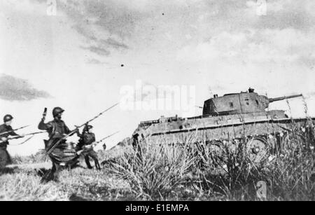 Sowjetische Soldaten und Panzer während des Kampfes an der Front, Ort und Datum unbekannt. Fotoarchiv für Zeitgeschichtee - KEIN KABELDIENST Stockfoto