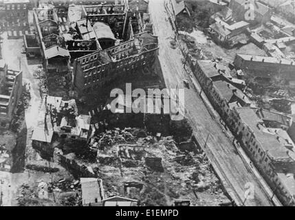 Das Bild aus den Nazi-Nachrichten, das während des Vormarsches der deutschen Wehrmacht an der Ostfront im Jahr 1941/1942 aufgenommen wurde, zeigt einen Blick auf die zerstörte Stadt Charkow. (Qualitätsmängel aufgrund der historischen Bildkopie) Fotoarchiv für Zeitgeschichtee – KEIN KABELDIENST – Stockfoto