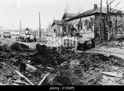 Propagandatext! Die Nazi-Nachrichten berichten auf der Rückseite des Bildes: "Kampfautos der Waffen-SS Rollen durch ein gerade besetztes Dorf südwestlich von Kharkow." Foto von der Ostfront/Ukraine am 23. März 1943. (Qualitätsmängel aufgrund der historischen Bildkopie) Fotoarchiv für Zeitgeschichtee – KEIN KABELDIENST – Stockfoto