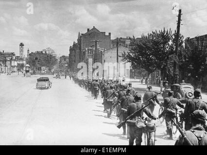 Propagandatext! Aus den Nazi-Nachrichten, die auf der Rückseite des Bildes berichten: "Divisionen bewegen sich durch Charkow." Foto der Ostfront, veröffentlicht am 11. Juni 1942. (Qualitätsmängel aufgrund der historischen Bildkopie) Fotoarchiv für Zeitgeschichtee – KEIN KABELDIENST – Stockfoto