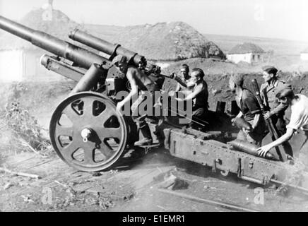 Das Bild aus den Berichten der Nationalsozialisten zeigt eine deutsche Artillerieeinheit, die im August 1943 an der Ostfront kämpfte. Fotoarchiv für Zeitgeschichtee -KEIN KABELDIENST- Stockfoto