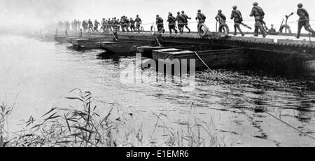 Sowjetische Truppen überqueren im Juli 1944 eine Pontonbrücke beim Western Bug. Die Operation Bagration fand im Sommer 1944 statt, als die sowjetischen Truppen an die Grenze Ostpreußen vorrücken, was zur Niederlage des Deutschen Reiches führte. Fotoarchiv für Zeitgeschichtee - KEIN KABELDIENST Stockfoto