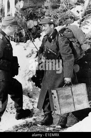 Soldaten der deutschen Wehrmacht auf dem Heimweg aus Karelien. Ort unbekannt. Propagandatext! Aus den Nazi-Nachrichten, die auf der Rückseite des Bildes vom 10. Mai 1944 berichten: „Es ist Feiertage! Vom Schnee des karelischen Urwaldes bis zum deutschen Frühling! Gibt es ein schöneres Geschenk für einen Urlauber?“ (Qualitätsmängel aufgrund der historischen Bildkopie) Fotoarchiv für Zeitgeschichtee – KEIN KABELDIENST – Stockfoto