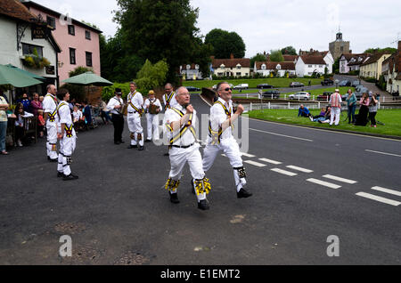 Hageneth Morris Männer aus Stowmarket in Suffolk Tanz bei Fox Inn Finchingfield, Braintree, Essex, England, UK. Die Tänzer sind das Morris Ring Festival beteiligt.  Morris tanzen ist ein englischer Volkstanz.  31stMay 2014. Stockfoto