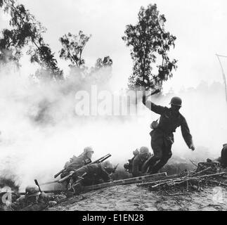 Dieses Motiv aus den Berichten der Nationalsozialisten zeigt eine sapper Schocktruppe der deutschen Infanterie während eines Angriffs aus einem Graben auf einen feindlichen Bunker im Oktober 1939. Fotoarchiv für Zeitgeschichtee -KEIN KABELDIENST- Stockfoto