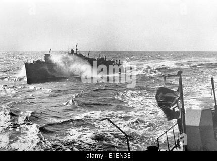 Das Bild aus den Nazi-Nachrichten zeigt einen deutschen Minenräumer im Dezember 1942 im Schwarzen Meer. Fotoarchiv für Zeitgeschichtee -KEIN KABELDIENST- Stockfoto