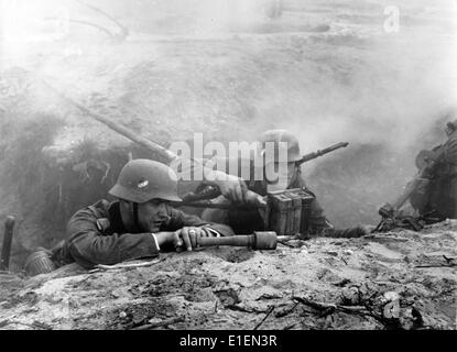 Dieses Motiv aus nationalsozialistischen Berichten zeigt eine Pionierschocktruppe der deutschen Infanterie in einem Graben vor einem Angriff auf einen feindlichen Bunker im Oktober 1939. Der Anführer der Angriffseinheit Fire (L) liegt neben einem Pionier, der eine Sprengladung hat, die er in eine der Luken des feindlichen Bunkers drücken soll. Fotoarchiv für Zeitgeschichtee -KEIN KABELDIENST- Stockfoto