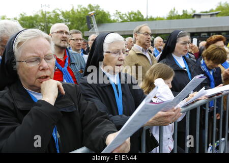 Regensburg, Deutschland. 1. Juni 2014. Zwei Nonnen singen während der Schließung Masse der 99. Deutscher Katholikentag. Tausende von Menschen kamen zu der Schließung Open-Air-Messe der 99. Deutscher Katholikentag (Deutsch-katholische Kirche-Kongress). Der Chef Zelebrant war Reinhard Marx, Kardinal-Erzbischof von München und Freising. Die Open-Air-Messe endete die 5-Tages-Kongress. Stockfoto