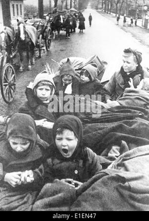 Flüchtlinge aus dem Osten des Deutschen Reiches sitzen im April 1945 in einer Kutsche mit all ihren Habseligkeiten auf dem Weg nach Berlin. (Qualitätsmängel aufgrund der historischen Bildkopie) Fotoarchiv für Zeitgeschichtee - KEIN KABELDIENST - Stockfoto