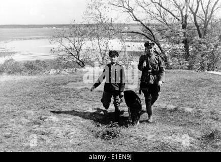 Das Bild aus einem Nazi-Nachrichtenbericht zeigt deutsche Zollbeamte, die den Fluss Bug (Polen, Ukraine, Weißrussland) patrouillieren, Datum und Ort unbekannt. Fotoarchiv für Zeitgeschichtee - KEIN KABELDIENST Stockfoto