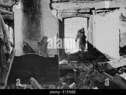 Das Bild eines Nazi-Nachrichtenberichts zeigt ein Bauernhaus, das bei einem Bombenanschlag auf die Ostfront im März 1942 zerstört wurde. Fotoarchiv für Zeitgeschichtee - KEIN KABELDIENST Stockfoto