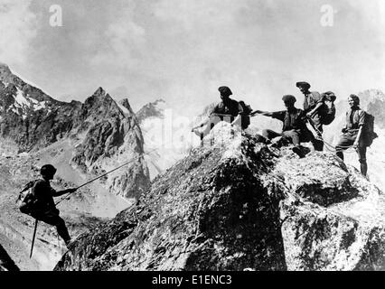 Das Propagandafild der Nazis zeigt französische Chasseurs, die im August 1938 auf dem D'Arsine-Gletscher in den französischen Alpen einen Gipfel erklimmen. Fotoarchiv für Zeitgeschichtee - KEIN KABELDIENST Stockfoto