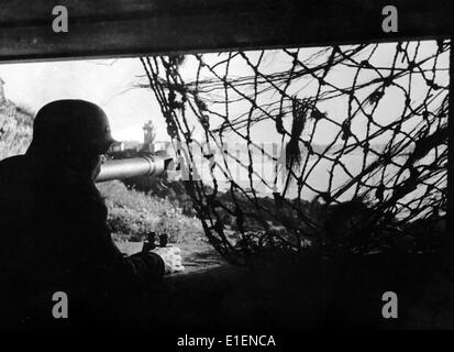 Das Bild aus einem Nazi-Nachrichtenbericht zeigt deutsche Soldaten, die auf einen Angriff entlang der Atlantischen Mauer im Dezember 1943 warten. Fotoarchiv für Zeitgeschichtee - KEIN KABELDIENST Stockfoto