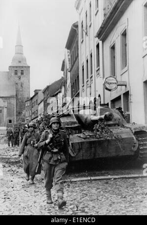 Deutsche Streitkräfte kämpfen im Oktober 1944 in Aachen gegen amerikanische Truppen. Die Amerikaner übernahmen am 21. Oktober 1944 die Kontrolle über die Stadt. Der Propagandatext der Nazis lautet: "Kampf in Aachen. Artillerie wurde in einer Kirche aufgestellt und Soldaten suchen den Feind während der Schlacht um Aachen. Fotoarchiv für Zeitgeschichtee - KEIN KABELDIENST Stockfoto