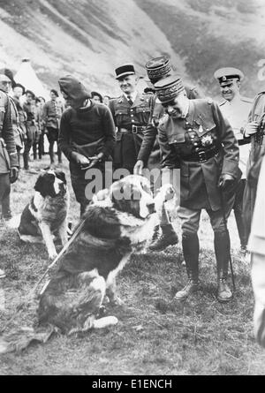 Das Nazi-Propagandafild zeigt den französischen General Maurice Gamelin bei einem Besuch in einem Lager der Chasseurs-Alpen in den nördlichen französischen Alpen im August 1939. Fotoarchiv für Zeitgeschichtee - KEIN KABELDIENST Stockfoto