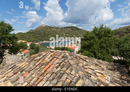 Dorf von Assos, Kefalonia. Auf der malerischen Dachterrasse Blick auf die bunt bemalten Waterfront Häuser und Wohnungen in Assos. Stockfoto