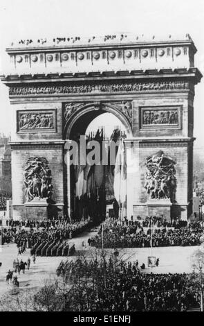 Das Nazi-Propagandafilm zeigt eine französische Militärparade für den Waffenstillstand am 11.11.1937. September am Grab des unbekannten Soldaten unter dem Triumphbogen auf der Champs Elysee in Paris. Fotoarchiv für Zeitgeschichtee - KEIN KABELDIENST Stockfoto