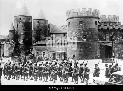 Das Nazi-Propagandafilm zeigt französische Truppen am Porte des Allemands (Deutsches Tor) in Metz in der Lothringen-Region im Oktober 1938. Fotoarchiv für Zeitgeschichtee - KEIN KABELDIENST Stockfoto