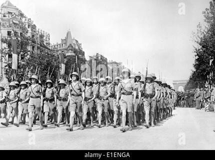 Das Nazi-Propagandafilm zeigt französische Kolonialtruppen während einer Militärparade anlässlich des Nationalfeiertags zum 150. Jahrestag der Französischen Revolution in Paris, Frankreich, 14,7.1939. Fotoarchiv für Zeitgeschichtee - KEIN KABELDIENST Stockfoto