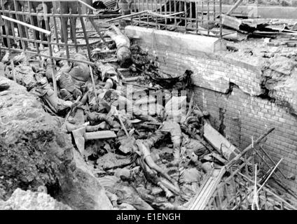 Das Nazi-Propagandafild zeigt französische Zivilisten, die am Eingang der U-Bahn-Station Pont de Sevres in Paris, Frankreich, am 04. April 1943 getötet wurden. Sie wurden bei einem Bombenanschlag der Alliierten auf die von Deutschland besetzte Stadt getötet. Fotoarchiv für Zeitgeschichtee - KEIN KABELDIENST Stockfoto