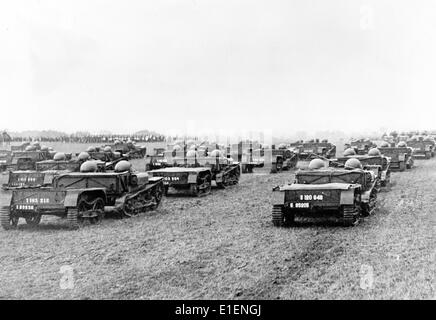 Das Propagandafild der Nazis zeigt französische Infanterie-Raupentraktoren während eines Truppenmanövers auf dem Flugplatz Alencon in der Normandie, September 1937. Fotoarchiv für Zeitgeschichtee - KEIN KABELDIENST Stockfoto