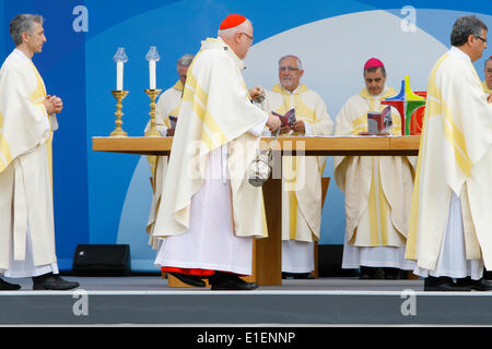 Regensburg, Deutschland. 1. Juni 2014.  Tausende von Menschen kamen zu der Schließung Open-Air-Messe der 99. Deutscher Katholikentag (Deutsch-katholische Kirche-Kongress). Der Chef Zelebrant war Reinhard Marx, Kardinal-Erzbischof von München und Freising. Die Open-Air-Messe endete die 5-Tages-Kongress. Stockfoto