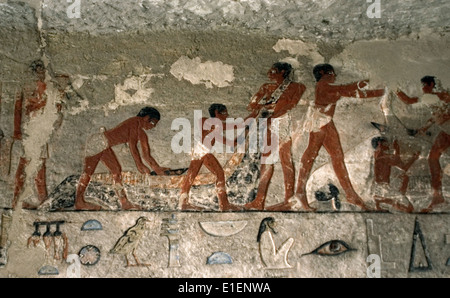 Ägyptische Kunst. Krokodil Jagd. Relief. Mastaba. 5. Dynastie. Altes Königreich. Nekropole von Sakkara. Ägypten. Stockfoto