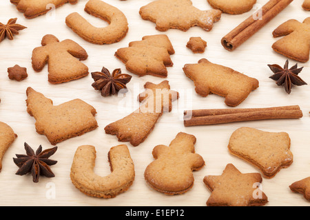 Verschiedene Lebkuchen mit Gewürzen auf Holztisch Hintergrund Stockfoto