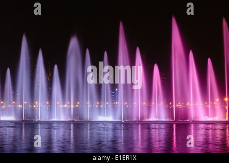 SHARJAH, Vereinigte Arabische Emirate - 29. Oktober 2013: Musikalische Brunnen-Show. Die Sharjah-Brunnen ist einer der größten Brunnen in der Region. Stockfoto