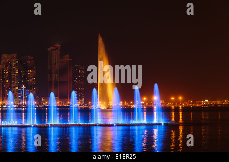 SHARJAH, Vereinigte Arabische Emirate - 29. Oktober 2013: Musikalische Brunnen-Show. Die Sharjah-Brunnen ist einer der größten Brunnen in der Region. Stockfoto