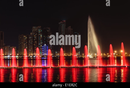 SHARJAH, Vereinigte Arabische Emirate - 29. Oktober 2013: Musikalische Brunnen-Show. Die Sharjah-Brunnen ist einer der größten Brunnen in der Region. Stockfoto