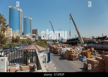 Dubai, Vae - 30. Oktober: Schiff in Port Saeed Am 30. Oktober 2013 in Dubai, UAE. der älteste Hafen von Dubai Stockfoto