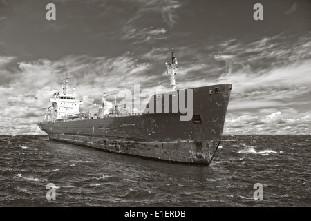 Foto von einem Tanker Schiff auf See in schwarzen und weißen Ton. Stockfoto