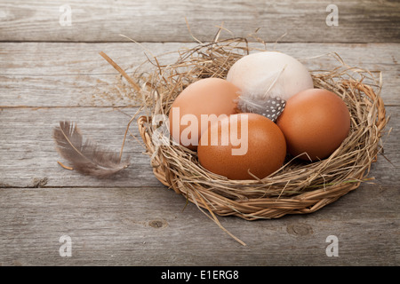 Eiern Nest über Holztisch Hintergrund Stockfoto