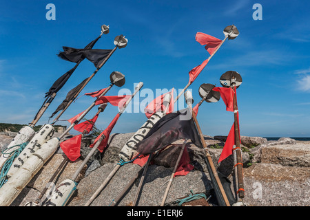 Im Hafen von Vitt sind Bojen mit roten und schwarzen Fahnen, Insel Rügen, Mecklenburg-Western Pomerania, Deutschland, Europa Stockfoto