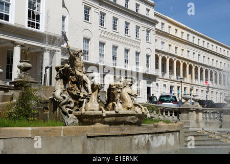 Neptun-Brunnen außerhalb der städtischen Ämtern, der Promenade, Cheltenham, Gloucestershire, England, Vereinigtes Königreich, Europa Stockfoto