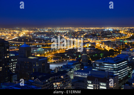 Einen erhöhten Blick auf Cape Städte zentralen Geschäftsviertel mit nördlichen Vororten im Hintergrund Stockfoto