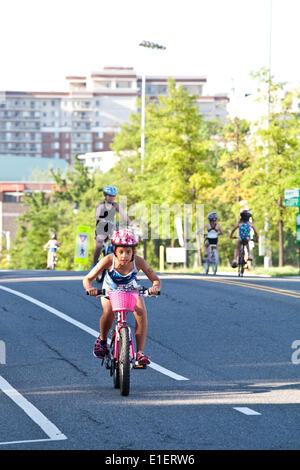 Arlington, Virginia, USA. 1. Juni 2014. Sofia Rosato (8) konkurriert in der Arlington Triathlon Club ersten Jugend-Triathlon in Arlington, VA. Die Veranstaltung war Teil des Arlington Jugend MultisportFestival Stockfoto
