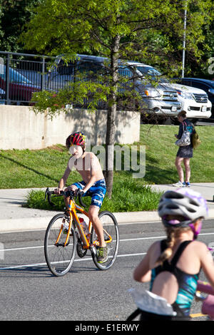 Arlington, Virginia, USA. 1. Juni 2014. Lukash Rosato (11) - 3. Platz Gewinner in der Kategorie jungen 11-12 - konkurriert in der Radsport Bestandteil der Arlington Triathlon Club ersten Jugend-Triathlon in Arlington, VA.  Die Veranstaltung war Teil des Arlington Jugend MultisportFestival Stockfoto