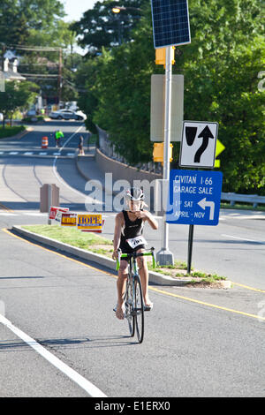 Arlington, Virginia, USA. 1. Juni 2014. Der Arlington Triathlon Club organisiert die erste Jugend-Triathlon in Arlington, VA. Die Veranstaltung war Teil des Arlington YouthMultisportFestival Stockfoto
