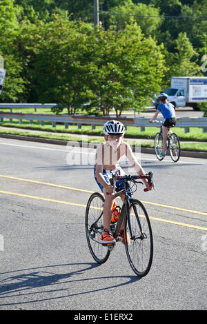 Arlington, Virginia, USA. 1. Juni 2014. Der Arlington Triathlon Club organisiert die erste Jugend-Triathlon in Arlington, VA. Die Veranstaltung war Teil des Arlington YouthMultisportFestival Stockfoto