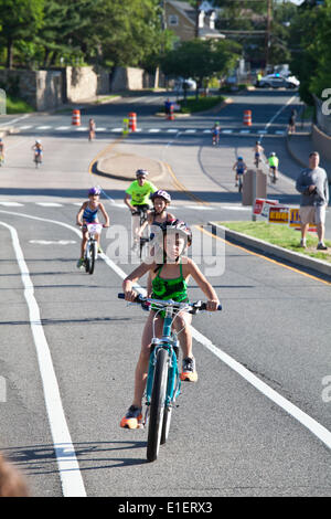 Arlington, Virginia, USA. 1. Juni 2014. Der Arlington Triathlon Club organisiert die erste Jugend-Triathlon in Arlington, VA. Die Veranstaltung war Teil des Arlington YouthMultisportFestival Stockfoto