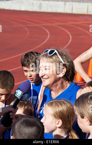 Arlington, Virginia, USA. 1. Juni 2014. Der Arlington Triathlon Club Coach Melissa Merson gibt ein Interview nach dem ersten Jugend-Triathlon in Arlington, VA. Die Veranstaltung war Teil des Arlington Jugendfestivals Multisport Stockfoto
